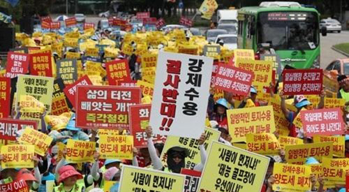 지난 6월 공공주택지구 전국연대대책협의회가 '3기 신도시·공공주택 정책규탄 대회'를 열고 강제 수용 결사반대를 외치고 있다.<연합뉴스>